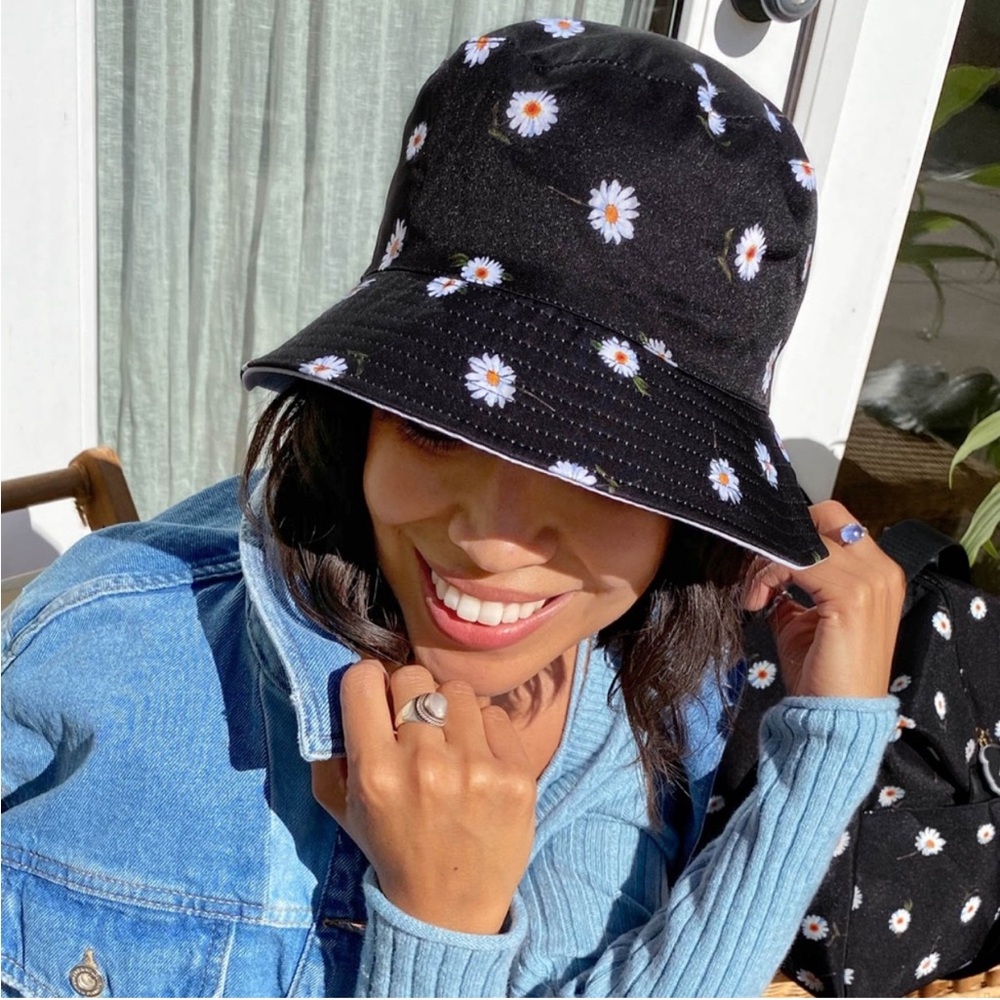 COPY - Alice + Olivia X FABFITFUN REVERSIBLE BUCKET HAT